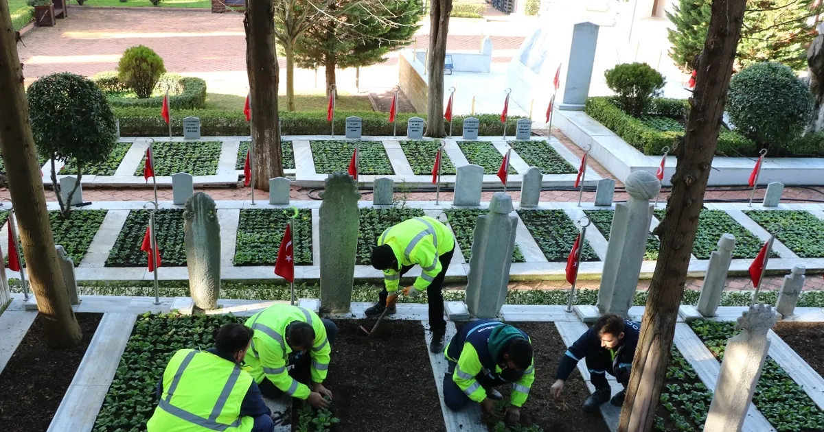 Kocaeli’de şehitlerin mezarları çiçeklerle donatıldı